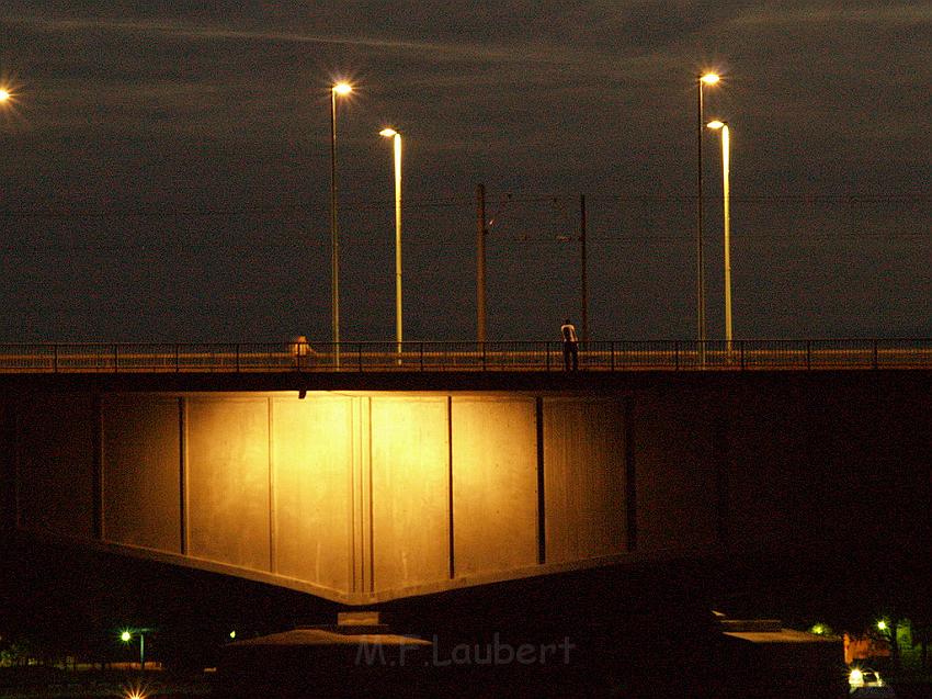 Lebensmueder mit Pistole Koeln Deutzer Bruecke P40.JPG